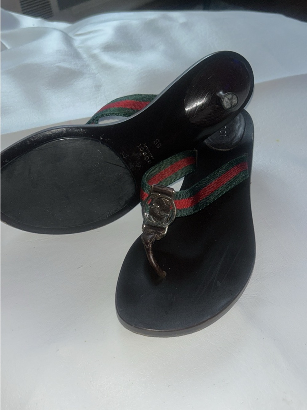 Gucci Black Leather Thong Sandals with Green and Red Web Strap - Picture 4 of 4